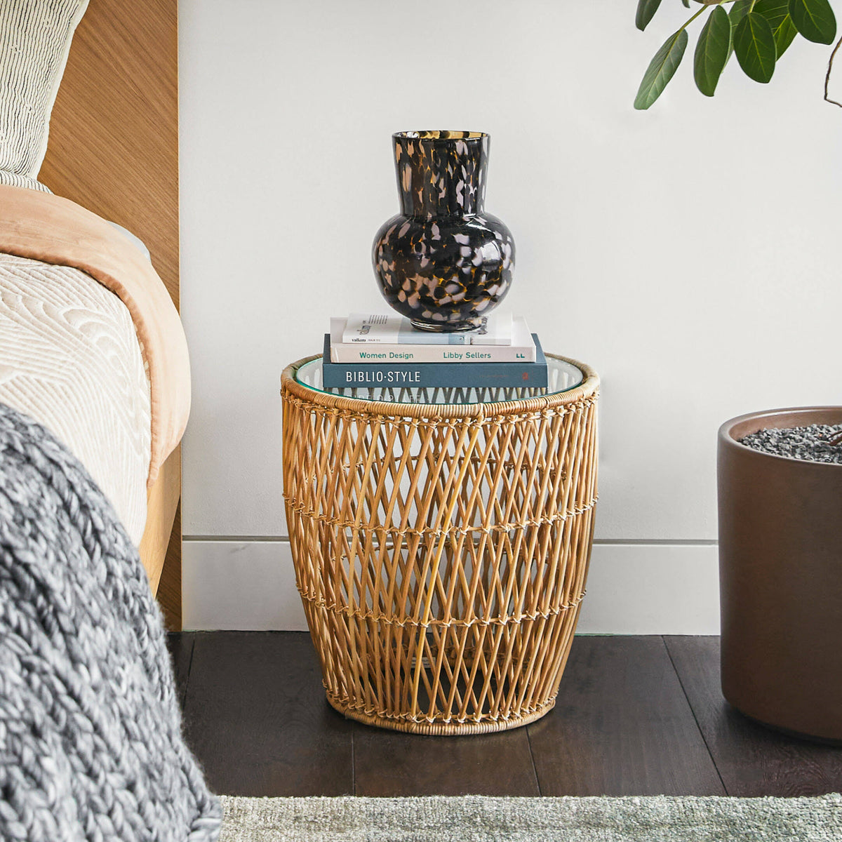 Round Wicker Side Table with Glass Top Y405125
